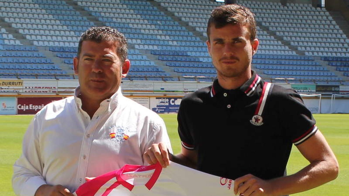 Santi Santos, a la derecha, con el presidente de la Cultural.