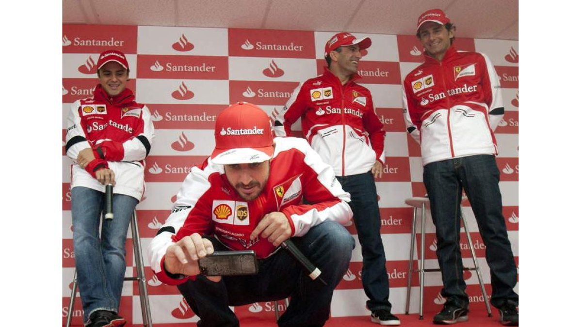 Alonso bromea delante de Massa, Gené y De la Rosa.