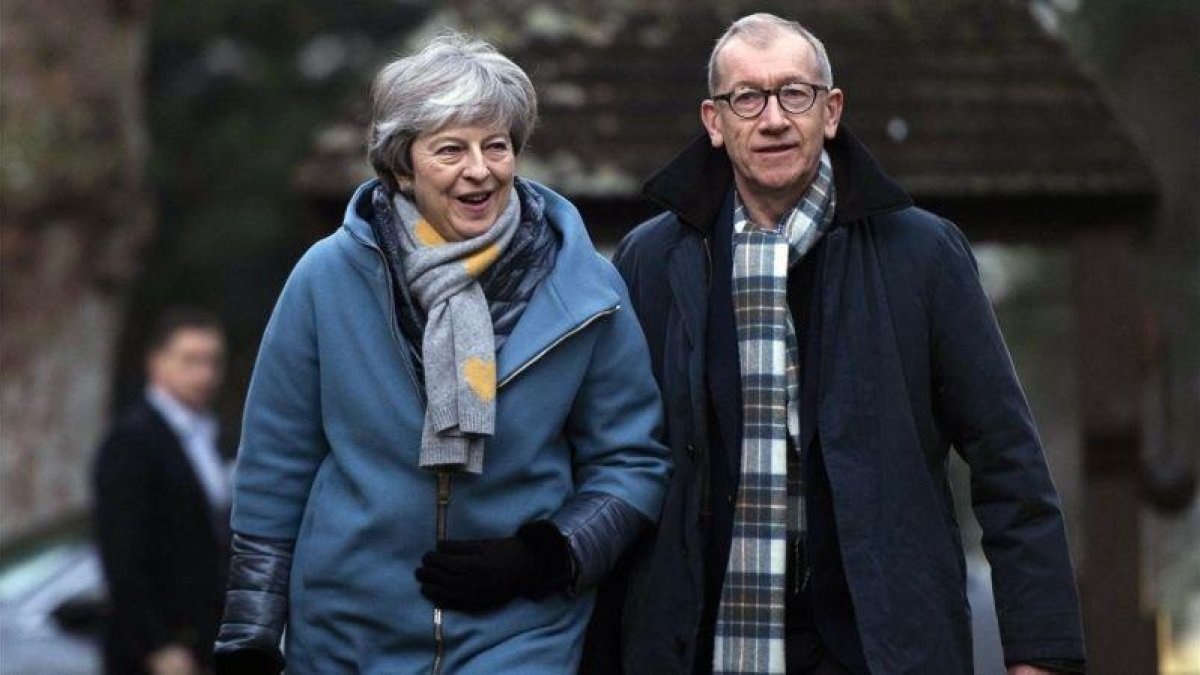 Theresa May y su marido llegan ayer a una iglesia cerca de High Wycombe.