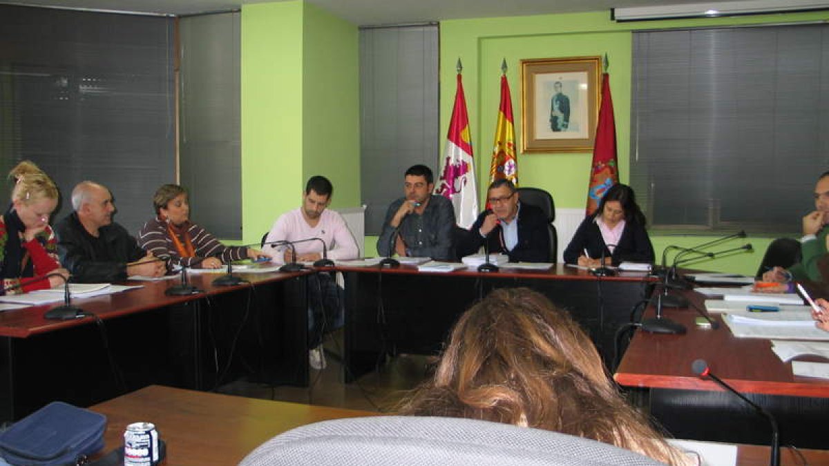Un momento de la sesión plenaria celebrada ayer con el equipo de gobierno del PP al fondo.