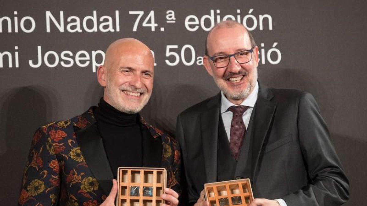 El escritor barcelonés Alejandro Palomas, izquierdam posa con su premio junto a Antoni Bassas. M. PÉREZ