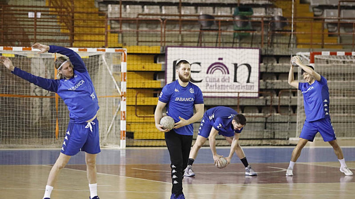 Malasinskas y Virbauskas en uno de los últimos entrenamientos del Abanca Ademar. MARCIANO PÉREZ