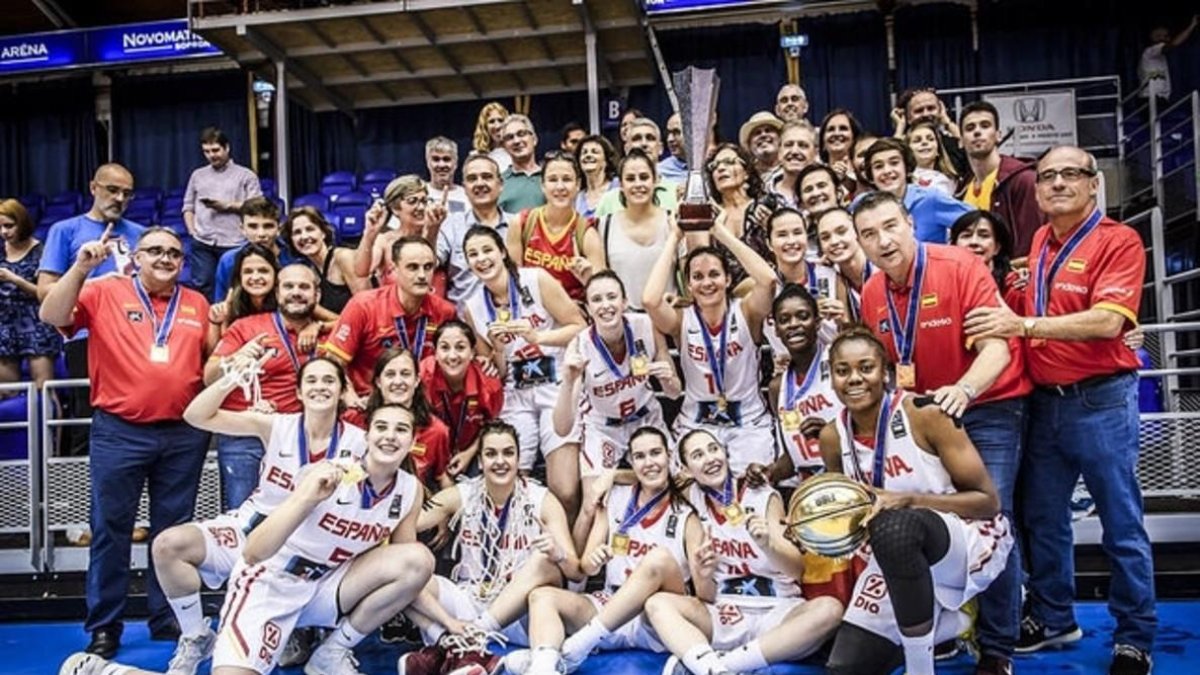 La selección sub-20 posa tras conquistar el oro en el Europeo