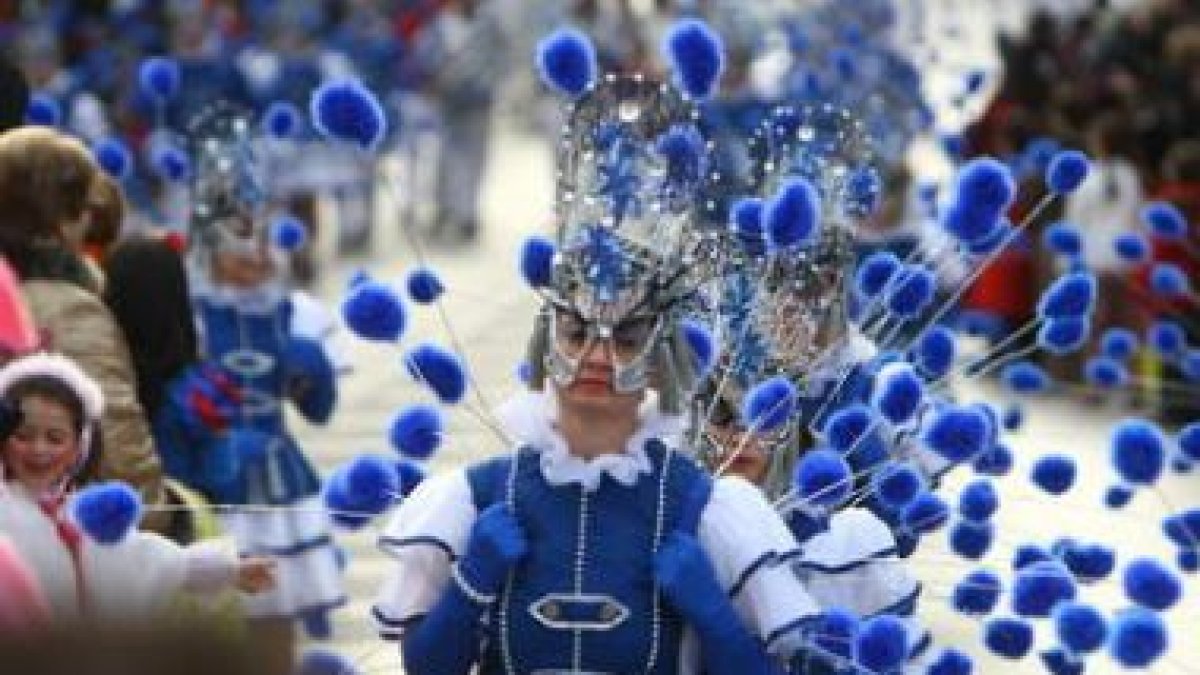 Las fichas del dominó de la Peña Pimiento Picante abrieron el desfile.