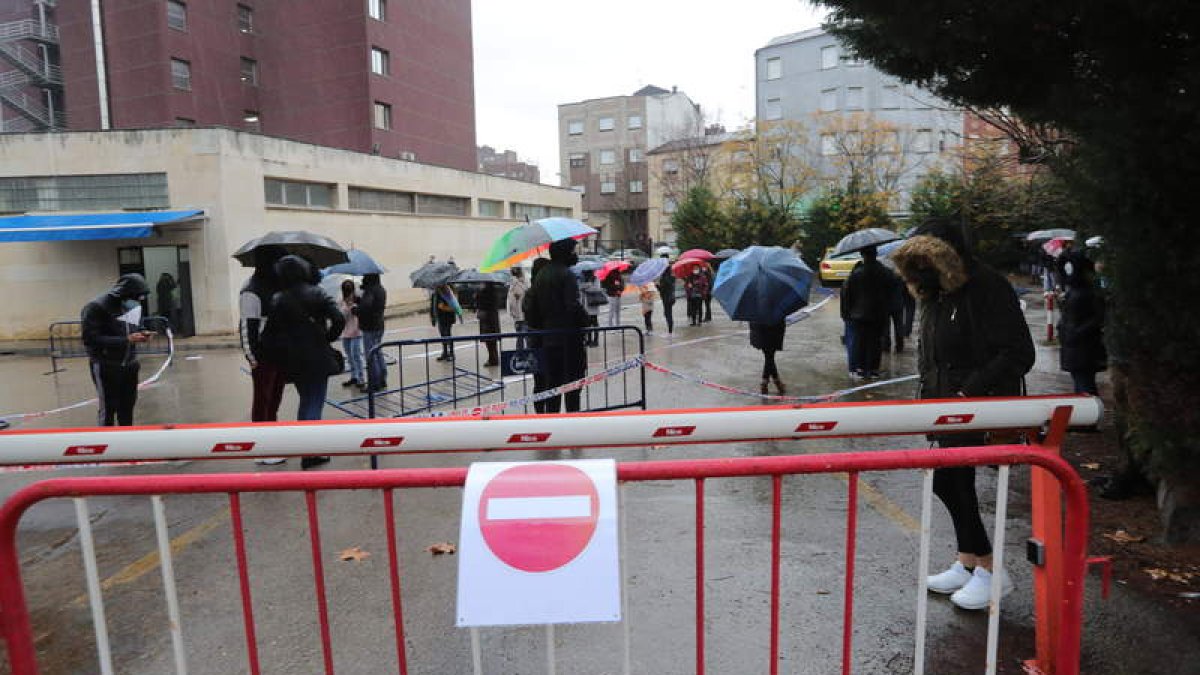 Pese a la lluvia, Ponferrada respondió a la llamada de test masivos. LUIS DE LA MATA