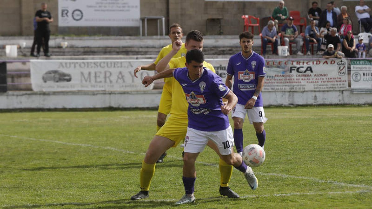 La Bañeza tuvo que emplearse a fondo para solventar su encuentro frente a La Pedraja. FERNANDO OTERO