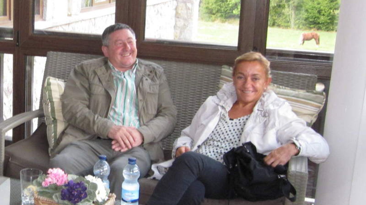 Tomás Alonso e Isabel Carrasco, durante la visita de ésta al valle de Valdeón.