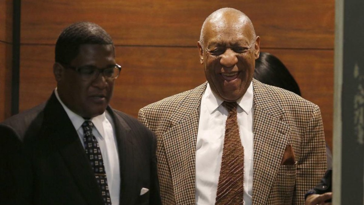 Bill Cosby sale de un ascensor, en la corte judicial de Norristown, Pennsylvania, donde está siendo juzgado.