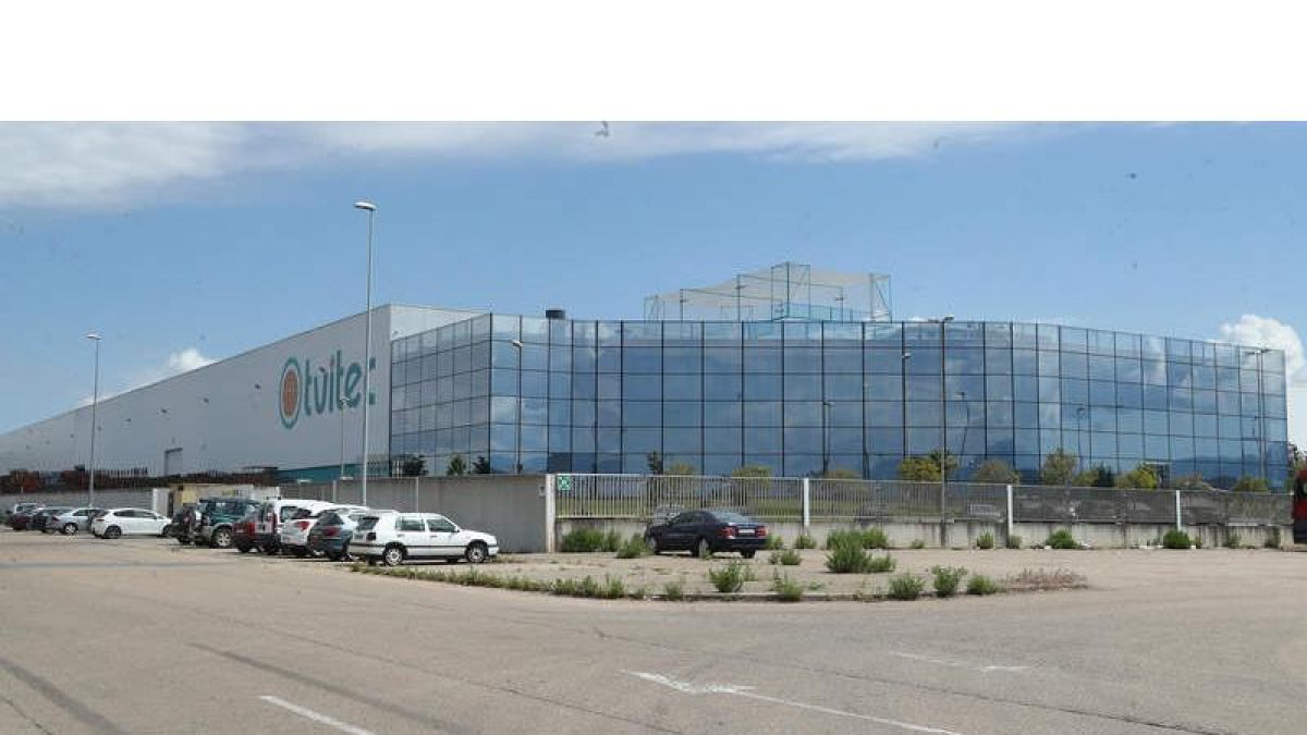 La factoría de Tvitec está ubicada en el polígono industrial de El Bayo (Cubillos del Sil). L. DE LA MATA