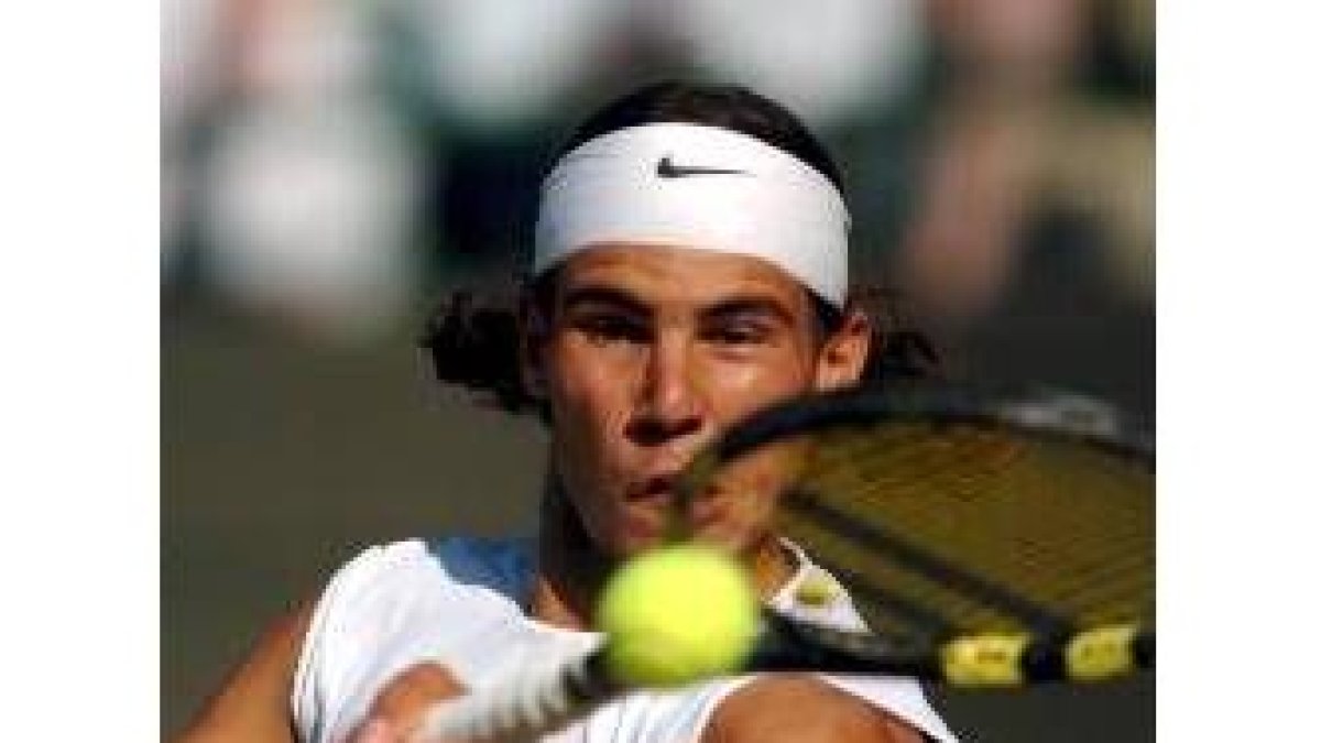 Nadal durante su partido de ayer en Wimbledon