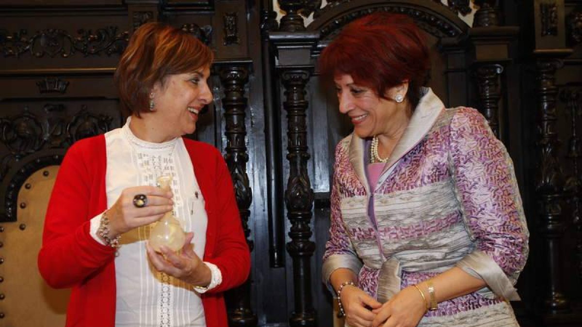 Begoña Serrano, con Victorina Alonso.
