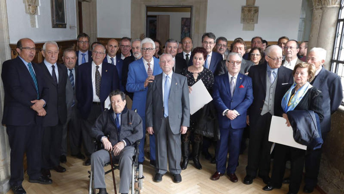 Imagen de familia de los homenajeados y miembros de la actual corporación provincial. RAMIRO