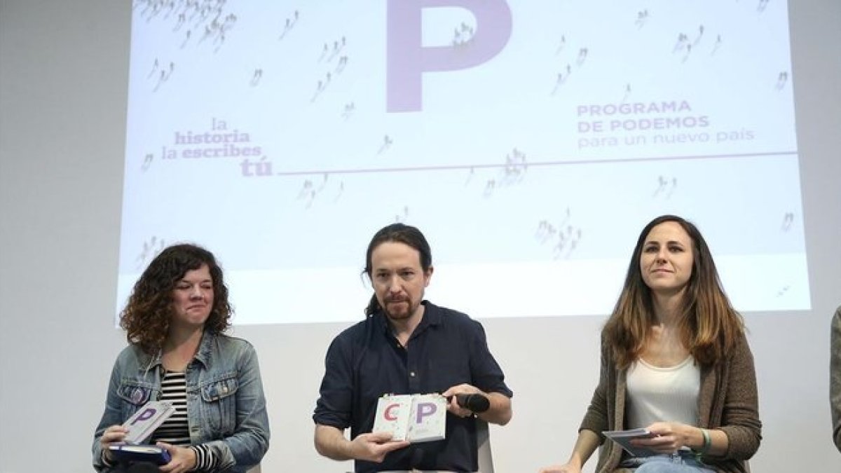 El secretario general de Podemos, Pablo Iglesias, y las diputadas moradas Ione Belarra y Sofía Castañón.