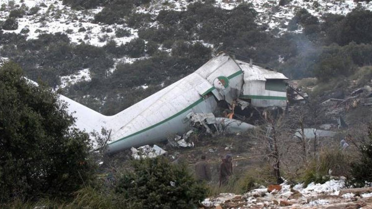 Vista general de una parte de un avión destruido, ayer, en una zona montañosa en la provincia Oum El Bouaghi, aproximadamente a 500 kilómetros de Argel (Argelia)