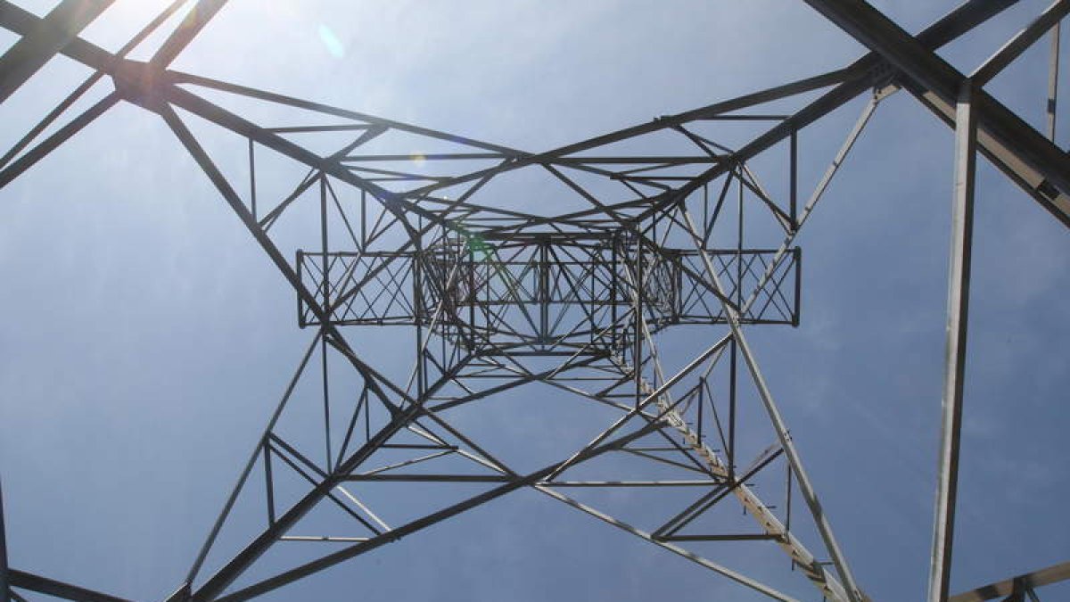 Una torreta de Red Eléctrica, empresa que distribuye la electricidad en España.