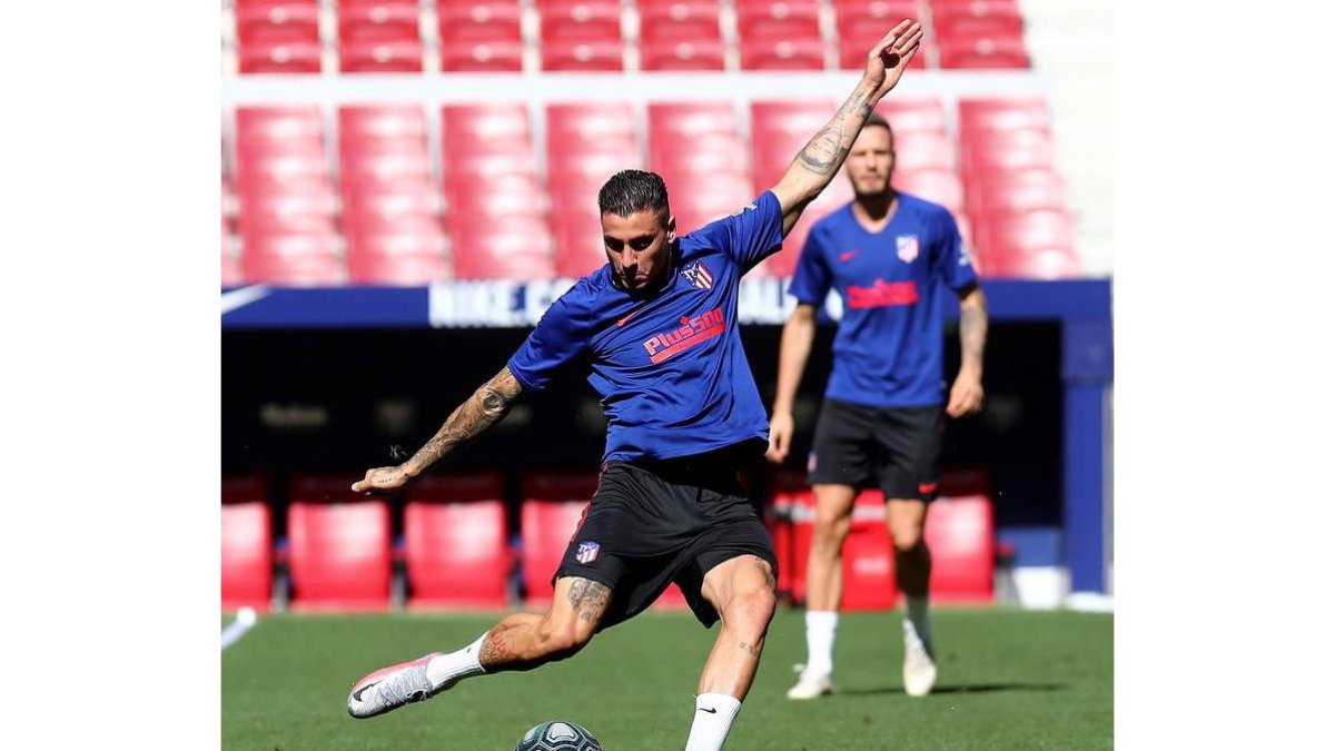 Giménez, durante el último entrenamiento del Atlético. EFE