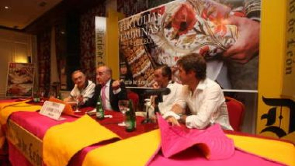 Felipe Zapico, Manuel Illana, Manolo Sánchez y Pablo Hermoso de Mendoza, en el transcurso de la tert