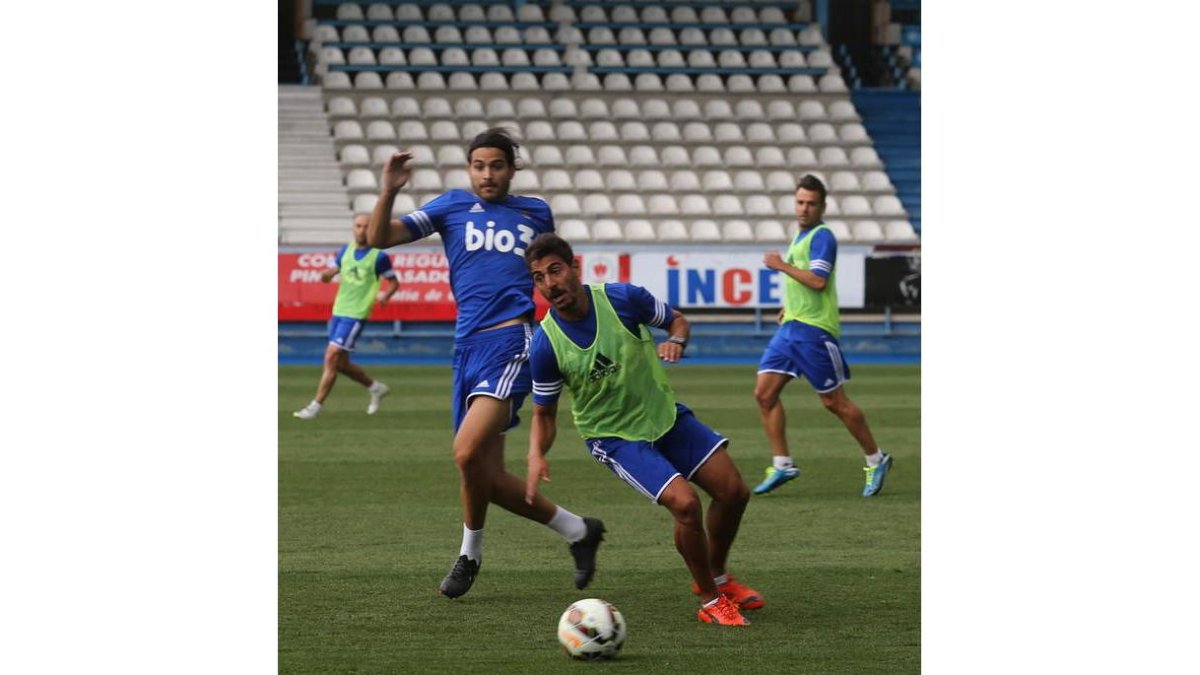 El equipo berciano realizó ayer su primer entrenamiento en el renovado césped de El Toralín.