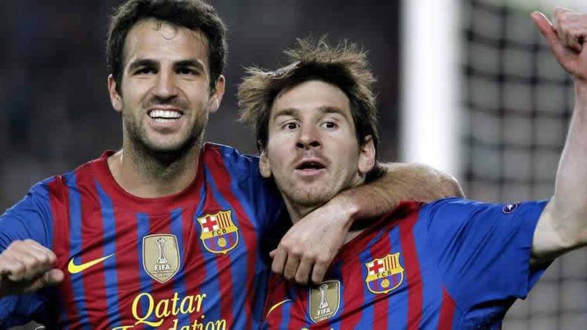 Lionel Messi, derecha, celebra con su compañero Cesc Fabregas la victoria frente al Milan.