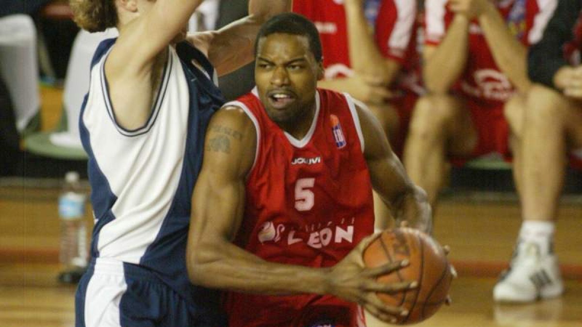 Mosley en un partido con la camiseta de Baloncesto León. JESÚS F. SALVADORES