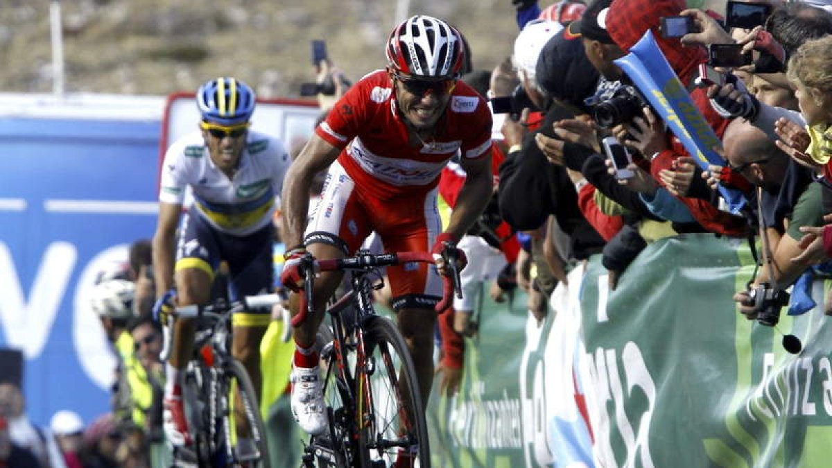 Joaquim ‘Purito’ Rodríguez, que resistió todos los ataques, por delante de Alberto Contador durante la ascesión al Cuitu Negru.
