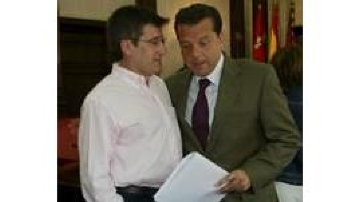 Francisco Fernández abraza a Mario Amilivia en el último Pleno