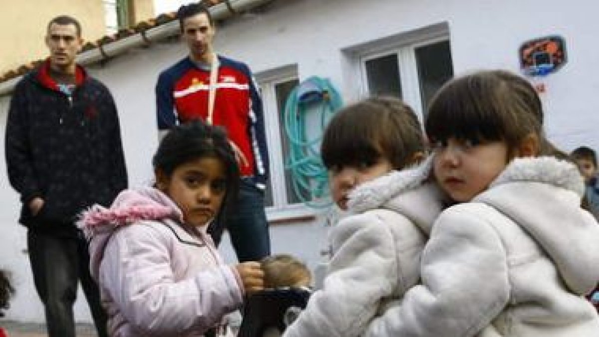 Martín Leiva y De Grado conversan con tres niñas acogidas en la Fundación Hogar de la Esperanza