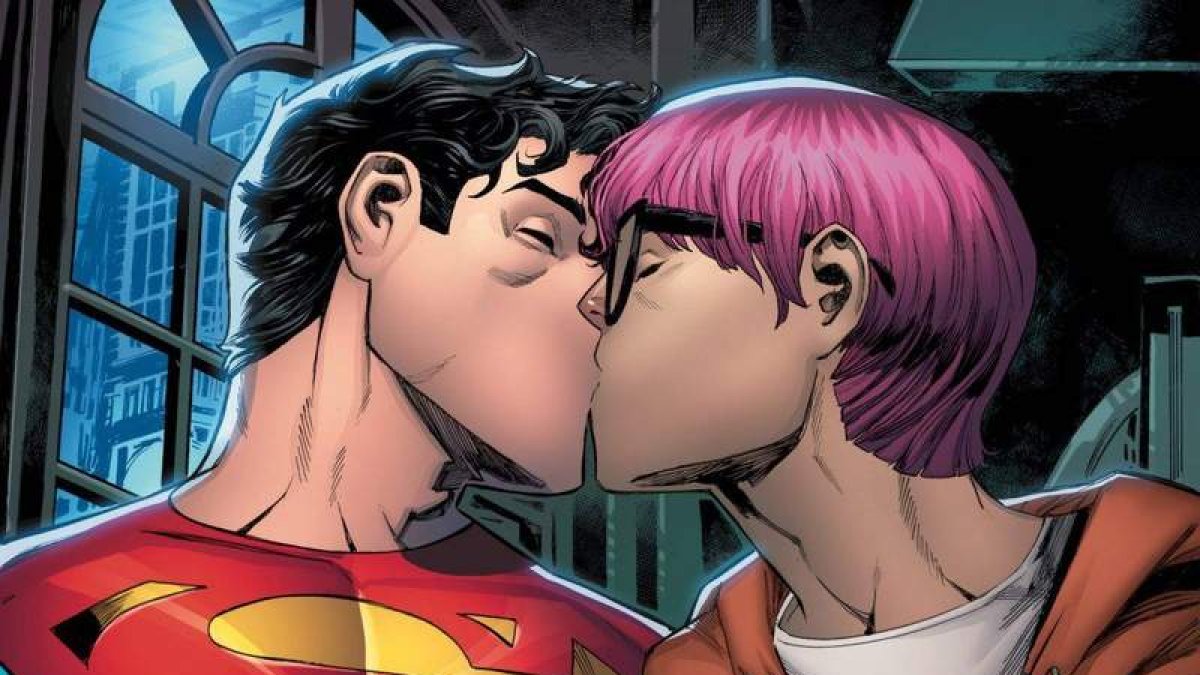 Jon Kent, hijo de Clark Kent y Lois Lane, besa a su novio, Jay Nakamura, en el nuevo cómic. DC CÓMICS