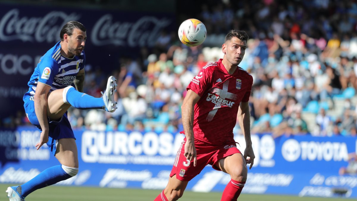 El blanquiazul Sergi Enrich durante el partido entre la Ponferradina y el FC Cartagena. L. DE LA MATA.