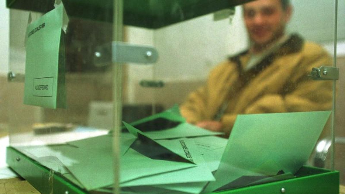 Urnas con papeletas para las juntas vecinales en las últimas elecciones municipales