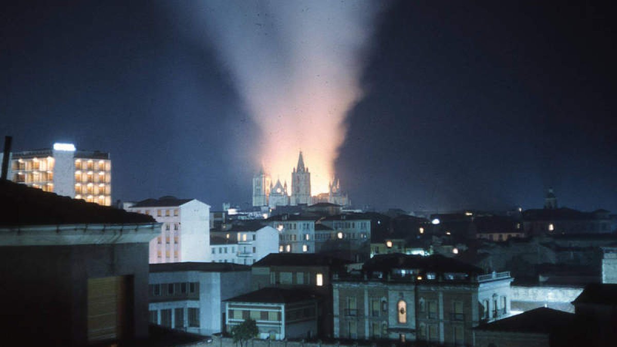 200 rayos alcanzaron la infortunada veleta de San Miguel en el techo de la Catedral. El último ocasionó el incendio de 1966.