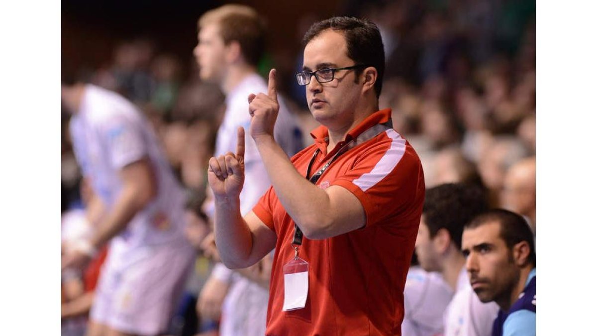 El técnico ademarista da indicaciones en un partido de competición europea.