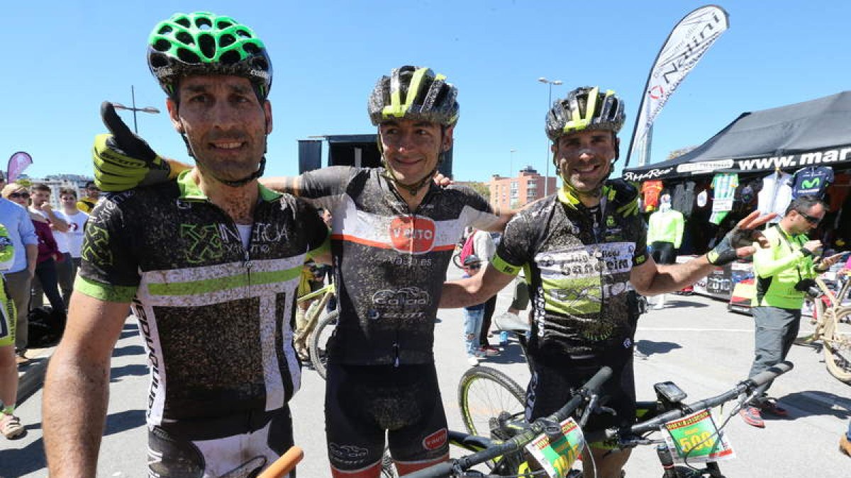 Didier González, Brandan Márquez y Daniel Gómez, el pódium de la carrera en bicicleta. L. DE LA MATA