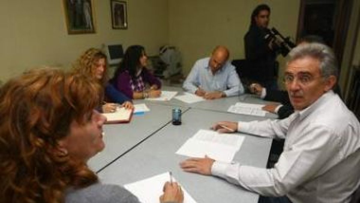 Santiago Rodríguez, a la derecha, durante la reunión con parte de su Ejecutiva.
