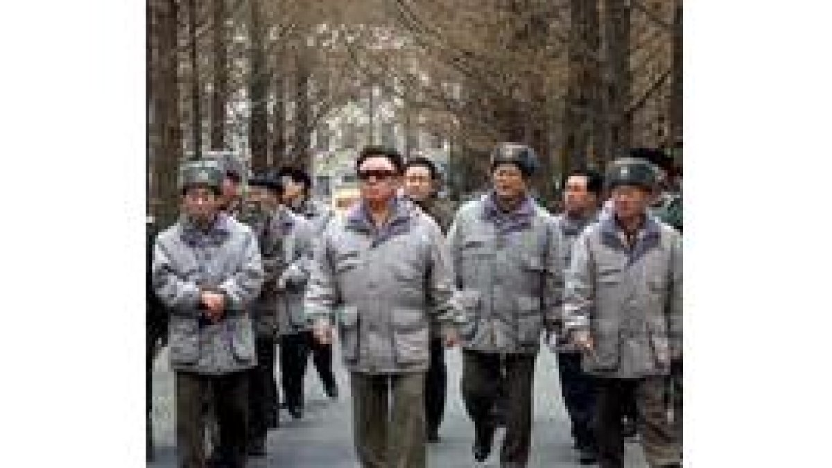 El líder norcoreano Kim Jong-il visitando una academia de oficiales