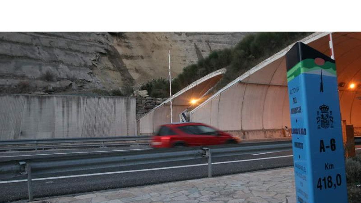Uno de los tramos de la autovía A-6 a su paso por la localidad de Vega de Valcarce.