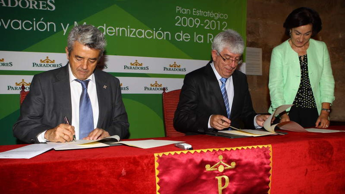 Martínez, Hermida y Humildad Rodríguez firman un convenio de Paradores y la Universidad.