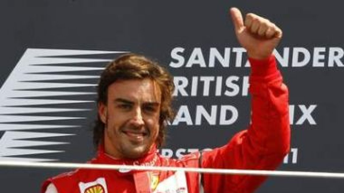 Fernando Alonso celebra su victoria en Inglaterra.