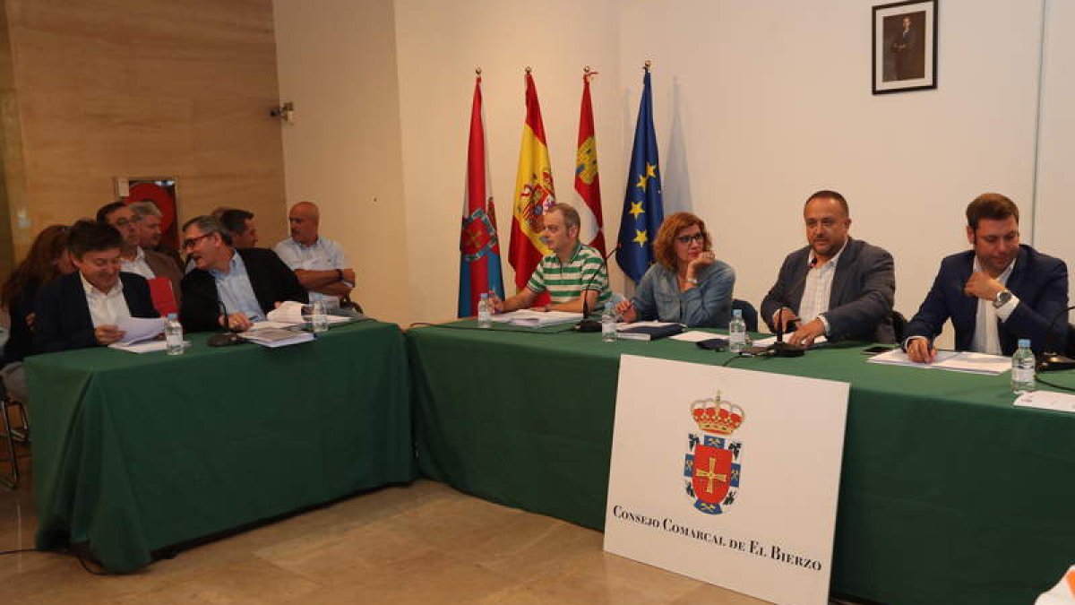 El pleno se celebró en la sala de exposiciones de Caja España. L. DE LA MATA