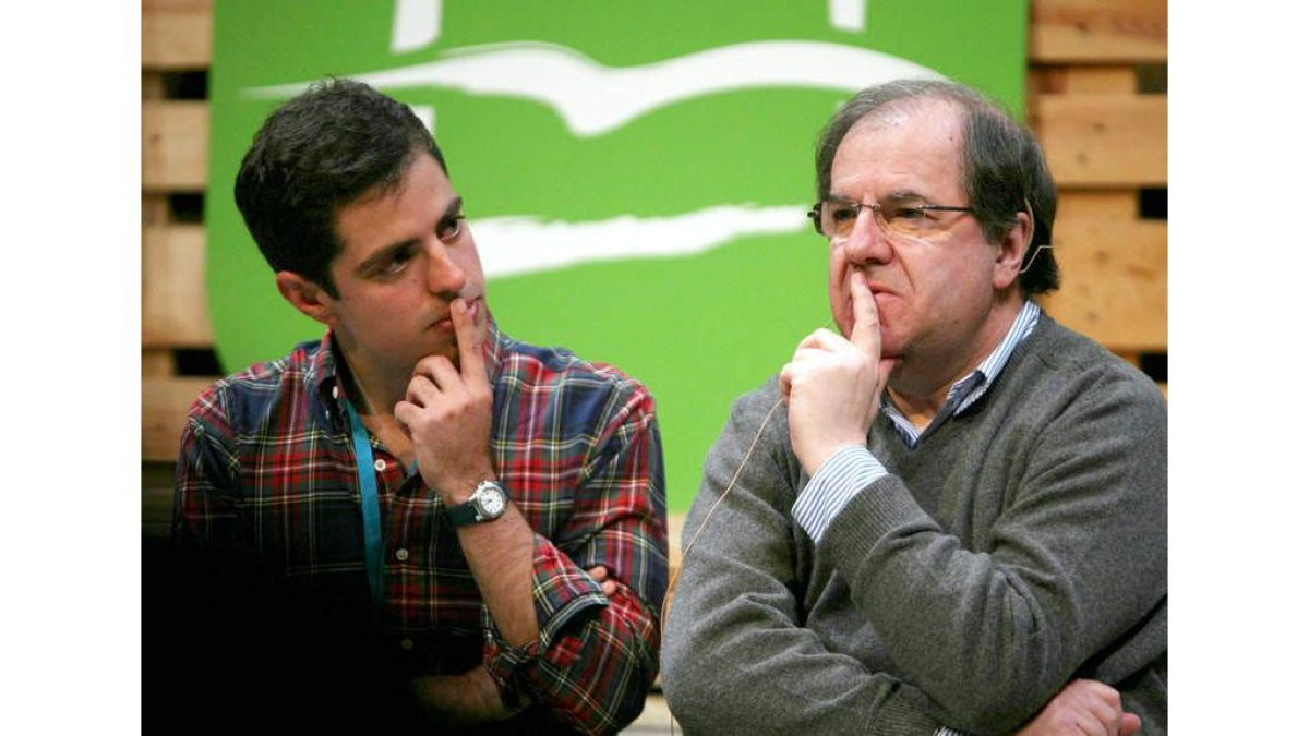 Herrera y un miembro de NN.GG. durante el acto de ayer.