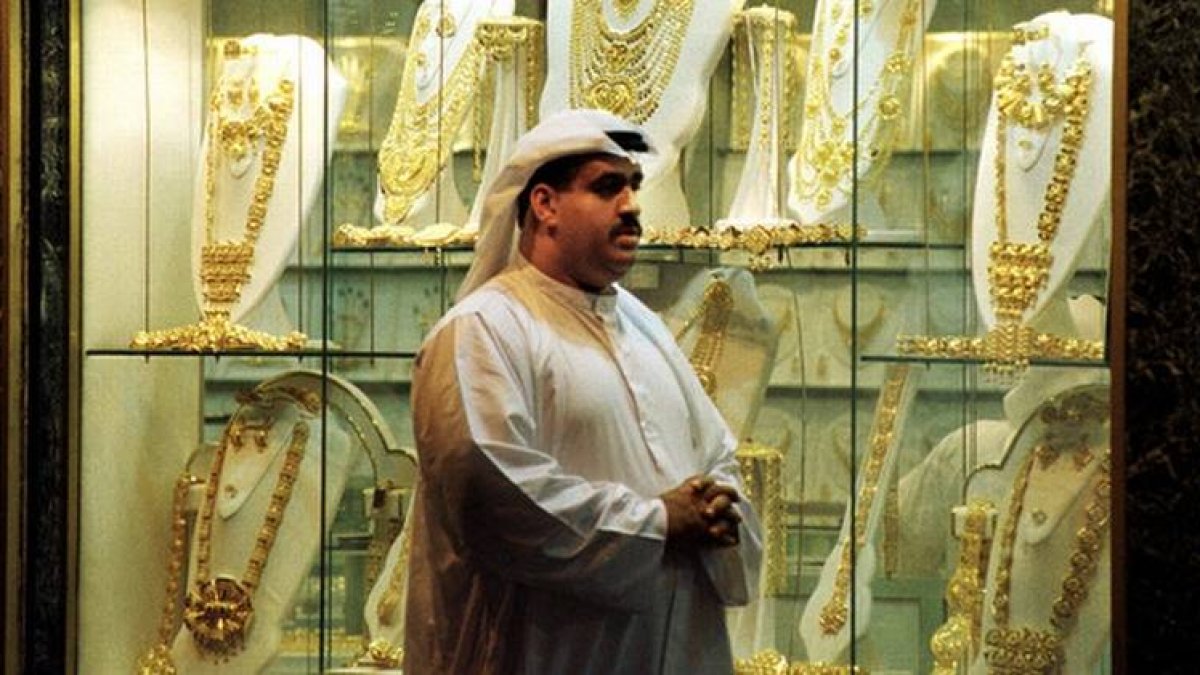 Un emiratí pasa por delante de una joyería en Dubái.
