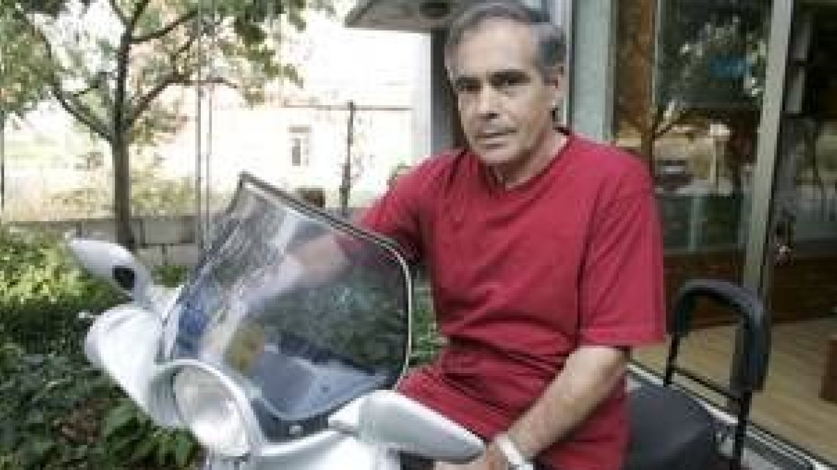 Julio, que vive en Ponferrada desde 1962, posa en su moto pocas semanas después de recibir un riñón