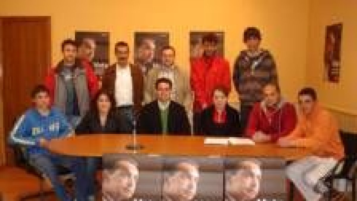 Representantes de la agrupación junto al diputado Diego Moreno