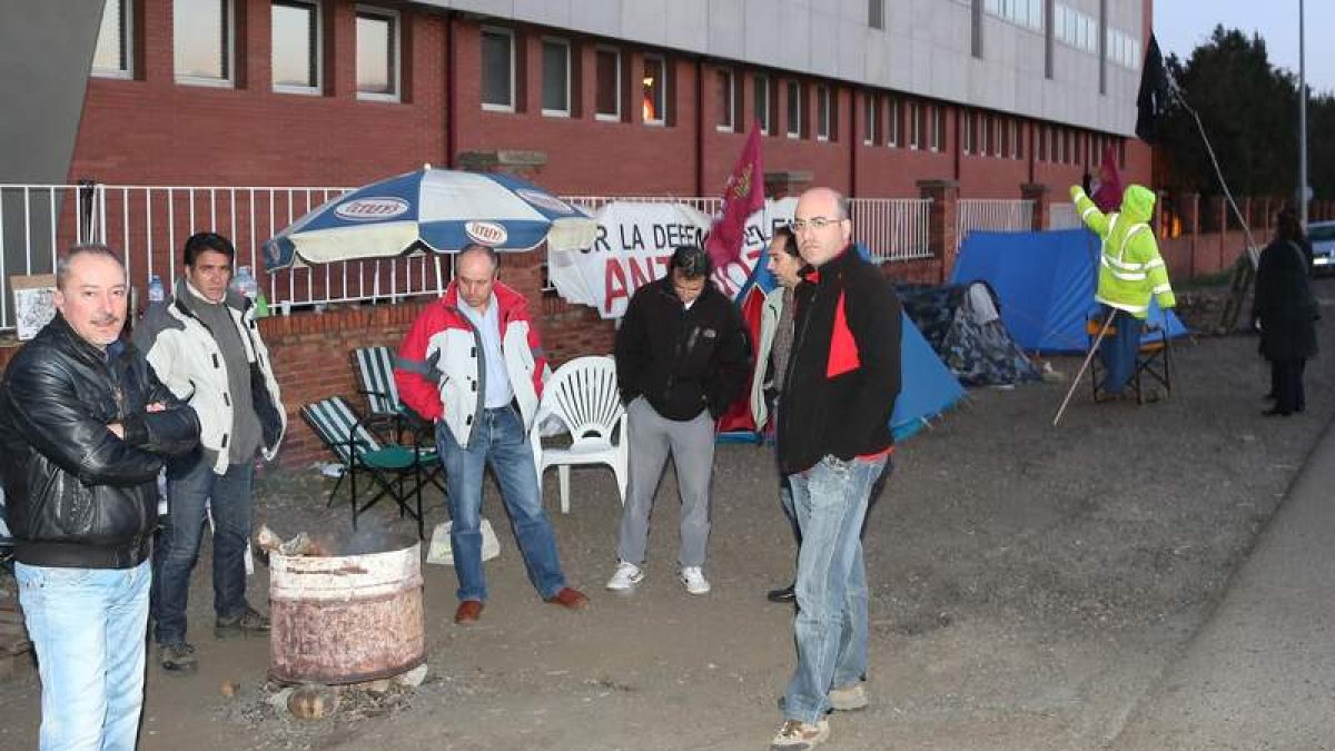 Trabajadores de Antibióticos ayer tarde en la acampada de protesta ante la fábrica.