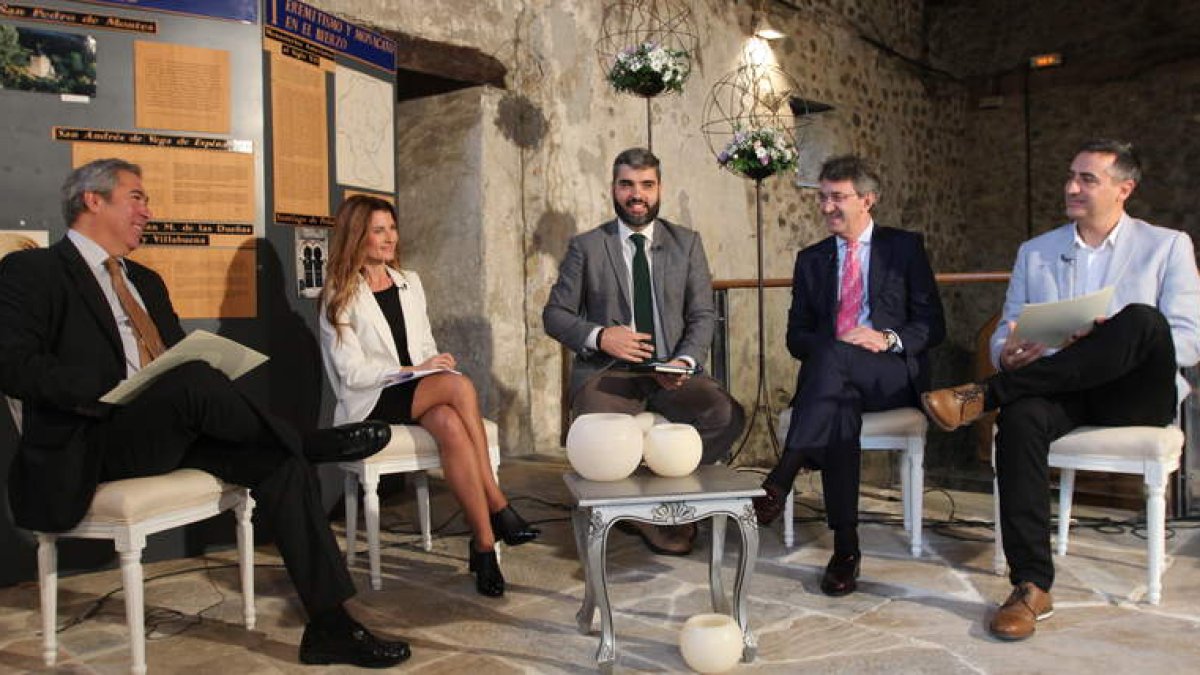 Joaquín S. Torné, Marisa Vázquez, Roberto Núñez, Martínez Majo y Juan Carlos Franco, ayer durante ‘El Filandón’ y ‘La Tertulia’ en el Monasterio de Carracedo. L. DE LA MATA