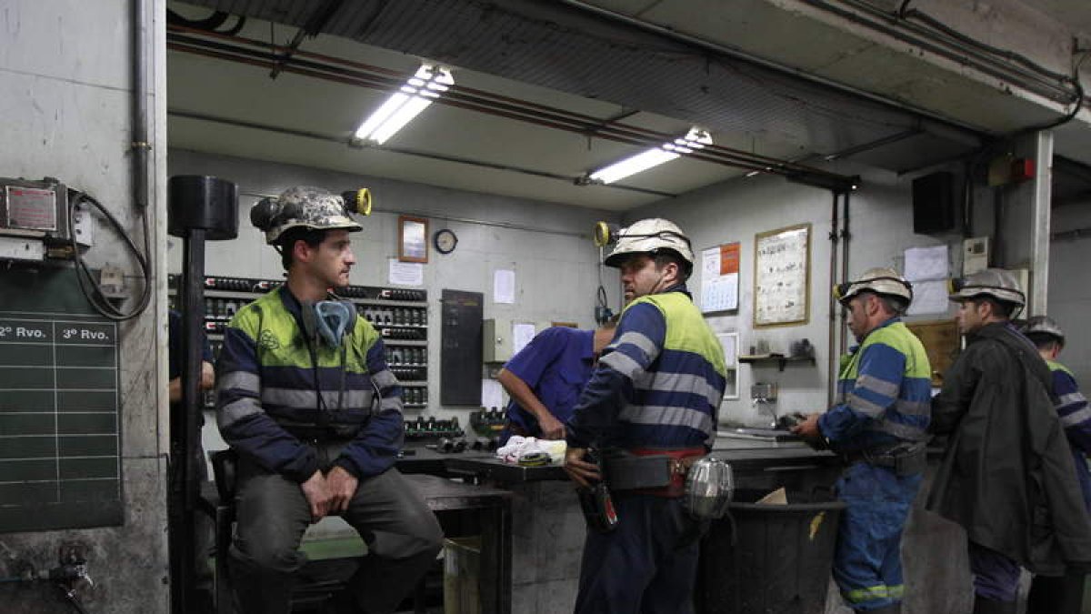 Mineros en las instalaciones de la Hullera Vasco Leonesa.