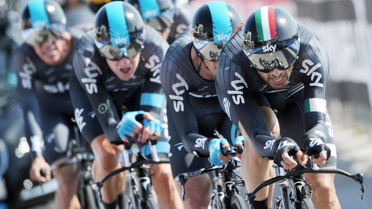 El equipo ciclista del Sky durante la contrarreloj por equipos disputada ayer.