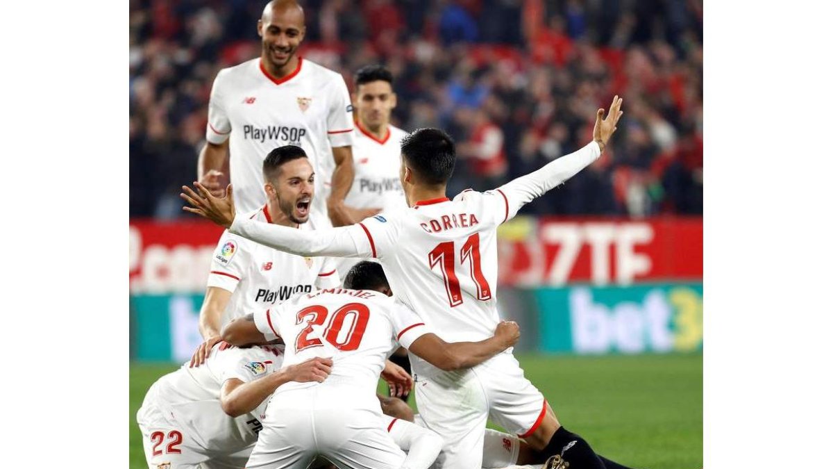 Los jugadores del Sevilla celebran su pase a semifinales. MUÑOZ