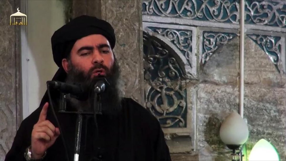 Abu Bakr al-Baghdadi se dirige a sus fieles en la mezquita de Al Nuri