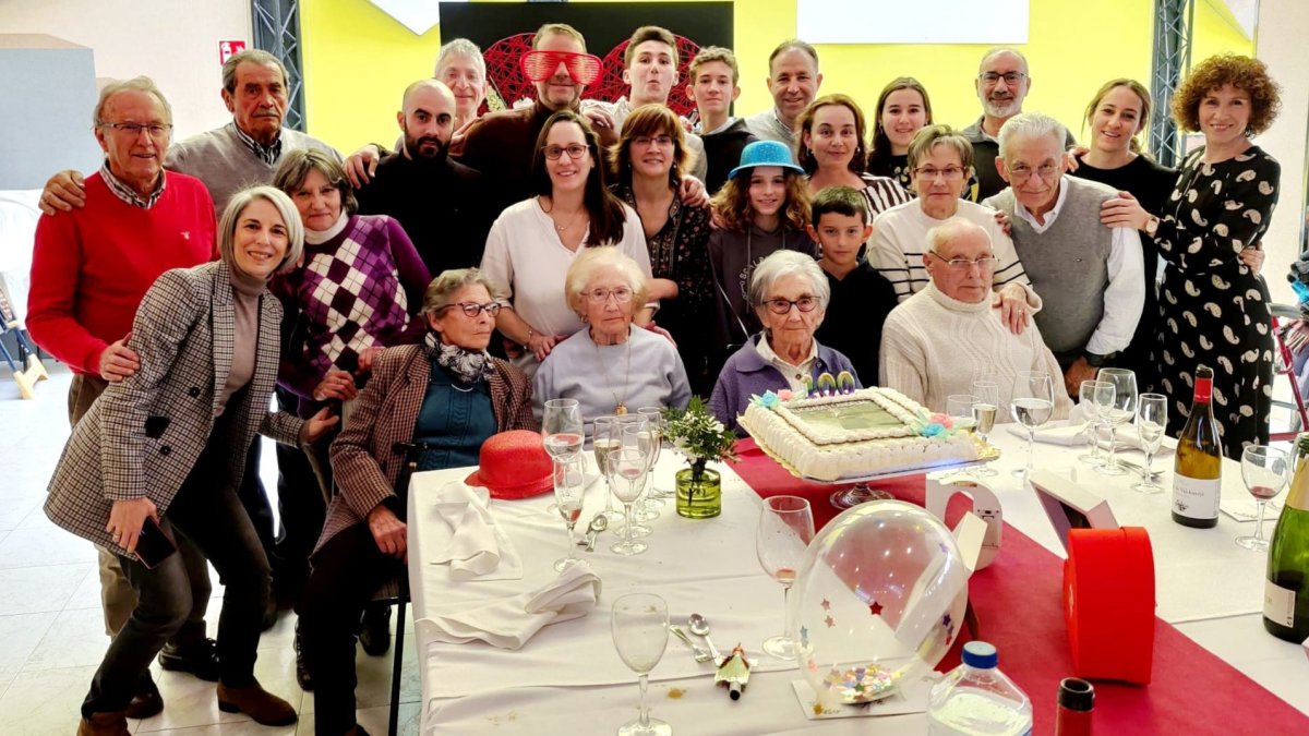 Candelas Varela, junto a su familia, en la celebración de su cumpleaños. DL